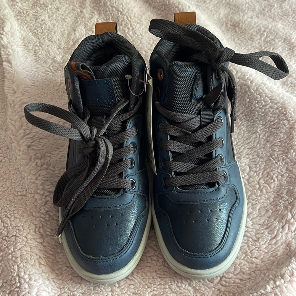 Brand new sneaker with tags